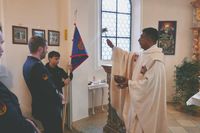 Pater Georg segnete den neuen Wimpel der Jugendfeuerwehr Thenried 4 